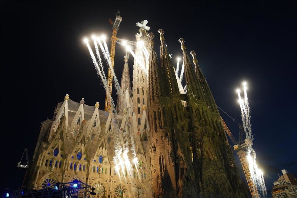 Fuegos artificiales tras la bendición de la Torre de Jesucristo por parte del Papa León XIV, a 10 de junio de 2026, en Barcelona, Catalunya (España). Esta histórica eucaristía solemne en la Basílica de la Sagrada Familia, que cuenta con la asistencia de l