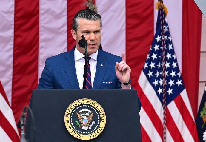 25 de maio de 2026, Arlington, Virgínia, EUA: O Secretário da Guerra dos Estados Unidos, Pete Hegseth, profere um discurso no Anfiteatro após o presidente dos EUA, Donald J. Trump, ter depositado uma coroa de flores no Túmulo dos Desconhecidos no Cemitéri