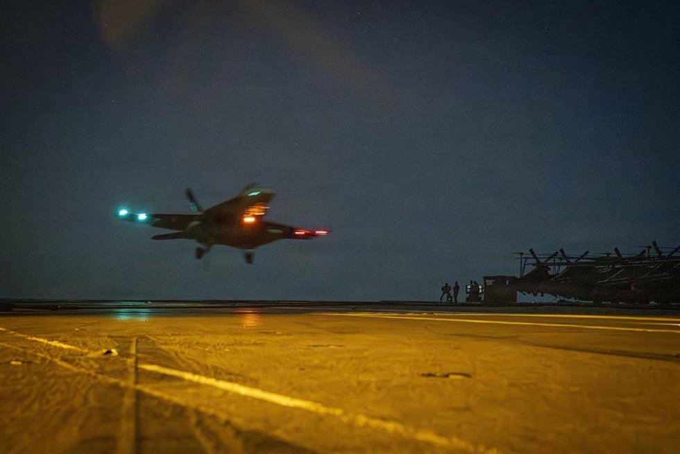 Archivo - Un avión de la Armada de Estados Unidos aterriza en la cubierta del portaaviones en apoyo a la operación Furia Épica contra Irán