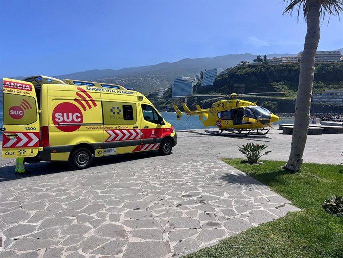 Archivo - Ambulancia y helicóptero del 112 Canarias.