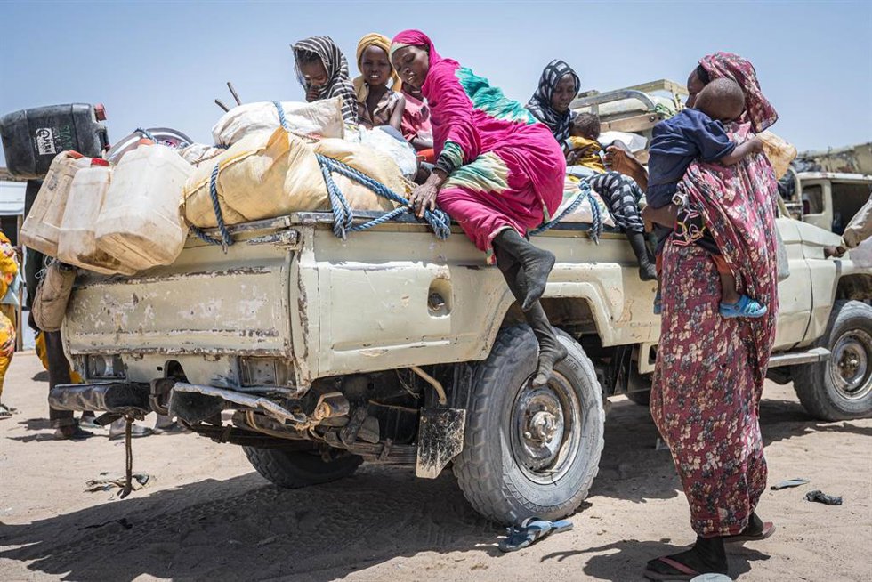 Archivo - Un grupo de refugiados sudaneses a su llegada a la ciudad de Tine, en Chad, cerca de la frontera con Sudán (archivo)