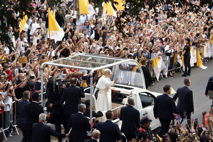 El Papa León XIV durante su recorrido en el papamóvil por la calle Roselló camino a la Basílica de la Sagrada Familia, a 10 de junio de 2026, en Barcelona, Catalunya (España). El Papa recorre en papamóvil algunos puntos de la ciudad de Barcelona camino de