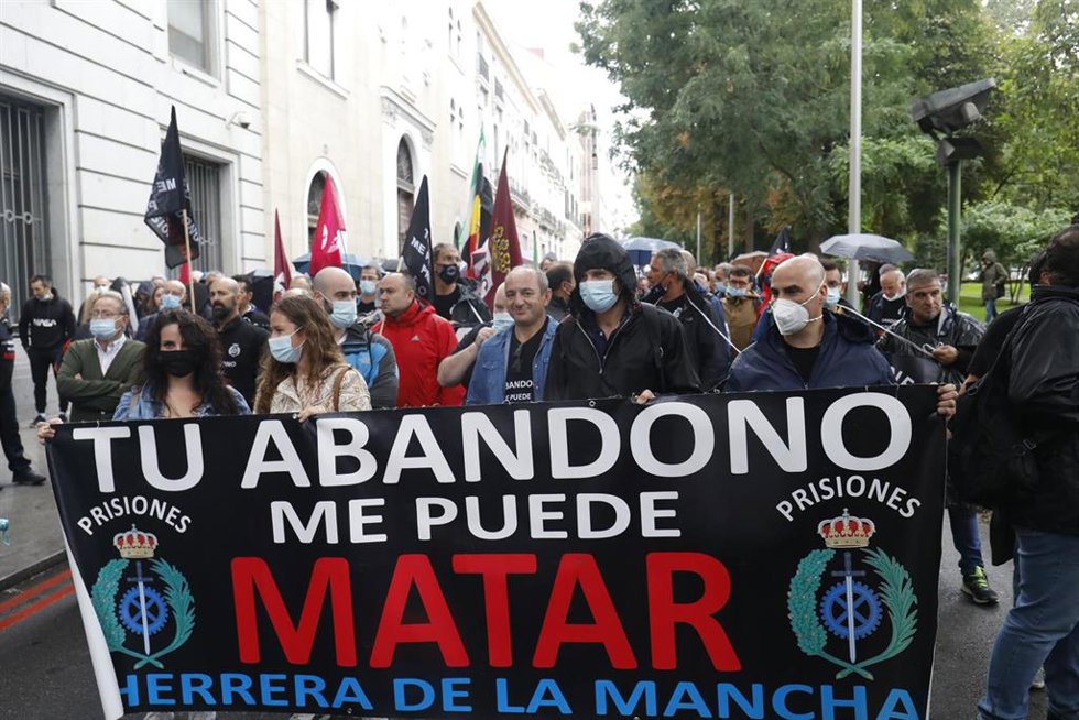 Archivo - Varios funcionarios de prisiones se reúnen en una manifestación por la equiparación salarial