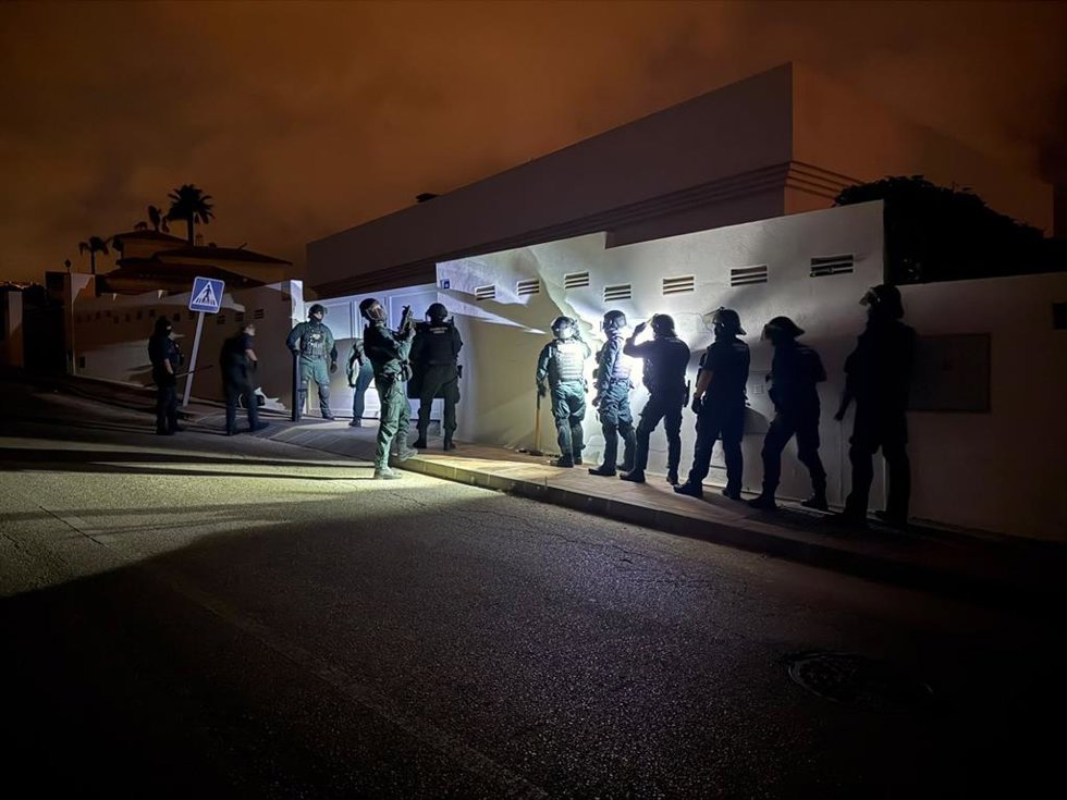Registro de la Guardia Civil en una operación contra el blanqueo de capitales procedente del narcotráfico en la provincia de Cádiz