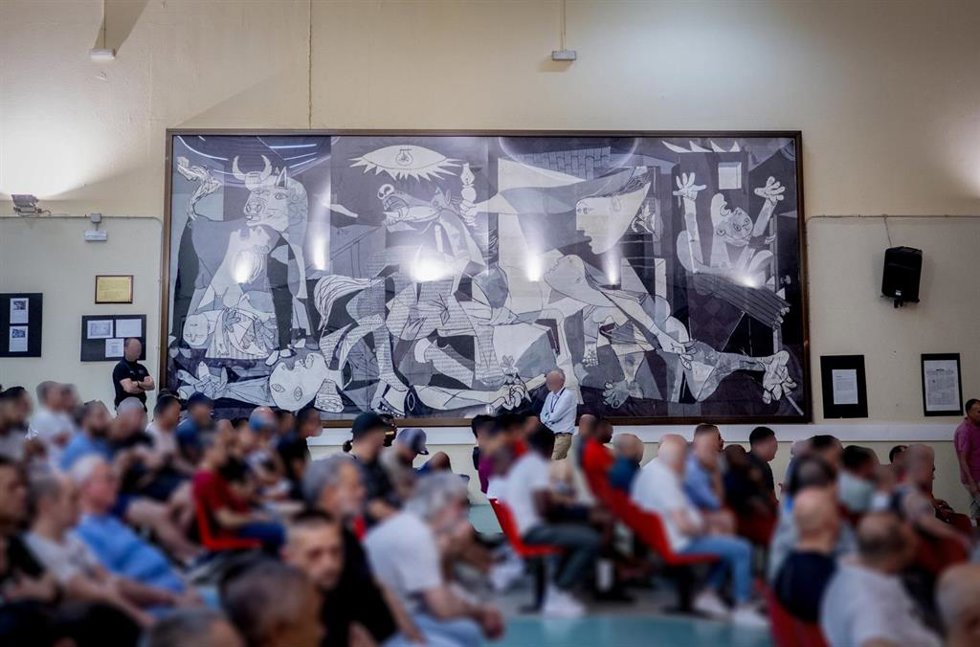 El salón de actos de la prisión Madrid IV de Navalcarnero aloja una réplica del 'Guernica'