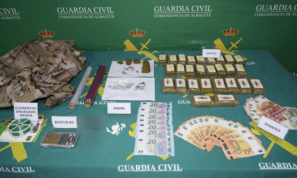 Guardia Civil desmantela dos narcopisos en Almansa y detiene a tres varones con amplio historial delictivo.