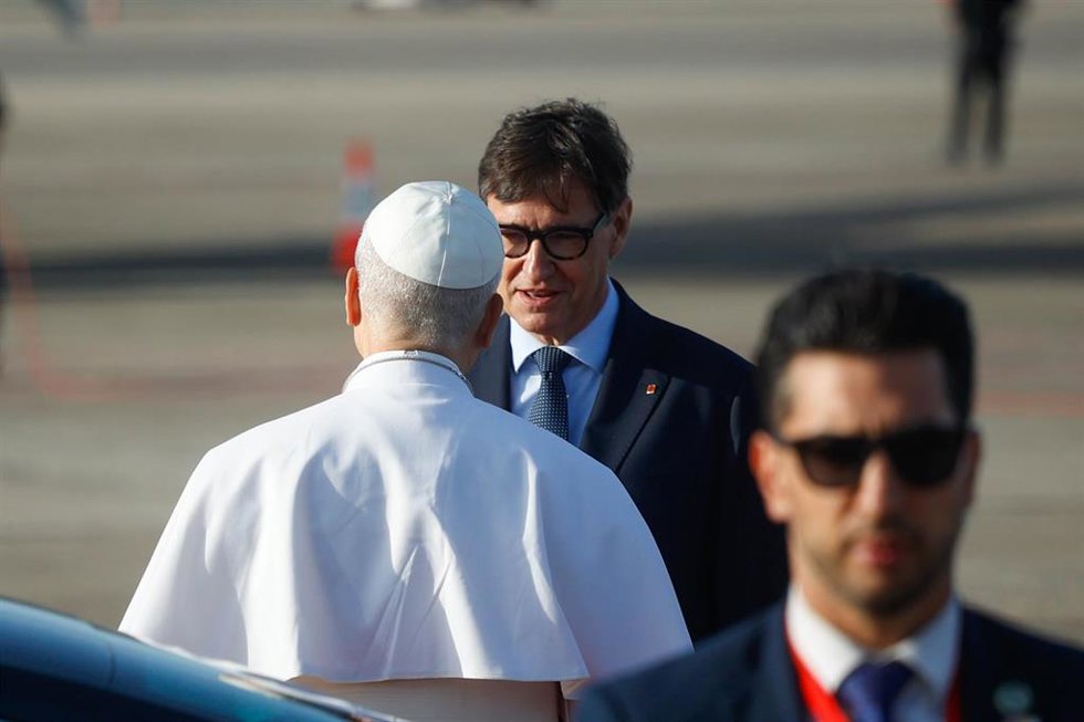 El Papa León XIV y el president de la Generalitat, Salvador Illa, durante la despedida del Pontífice de Barcelona, en el aeropuerto Barcelona-El Prat