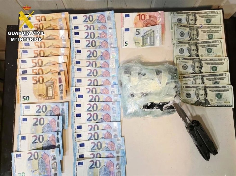 Dinero en efectivo y un paquete de cocaína incautados en Collado Villalba