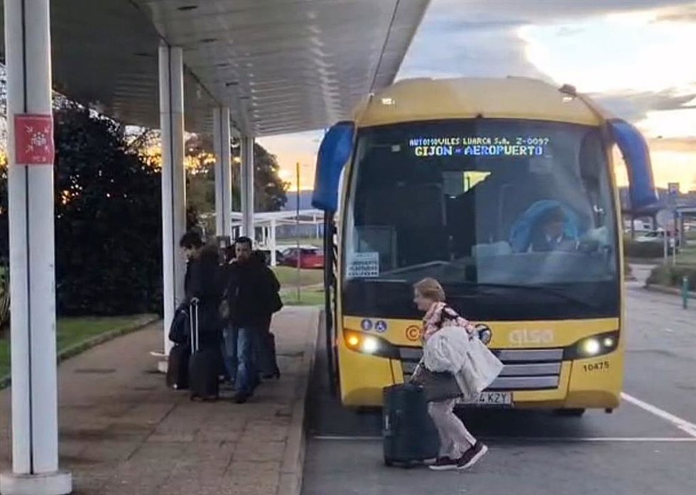 Archivo - Un autobús en el Aeropuerto de Asturias