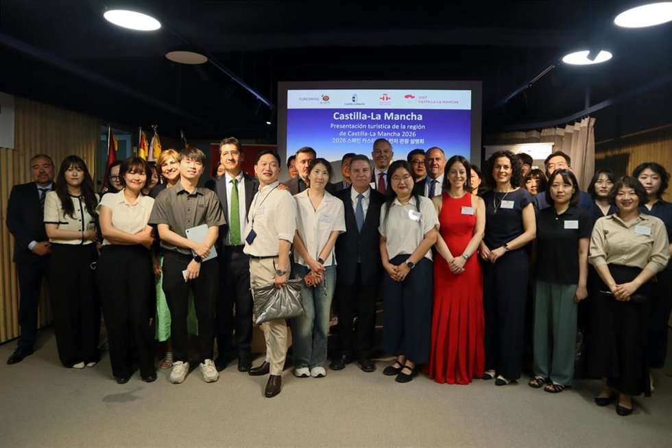 El jefe del Gobierno autonómico, Emiliano García-Page, preside, en Seúl, el acto de presentación de Castilla-La Mancha como destino turístico y gastronómico, en el Instituto Cervantes de Seúl.