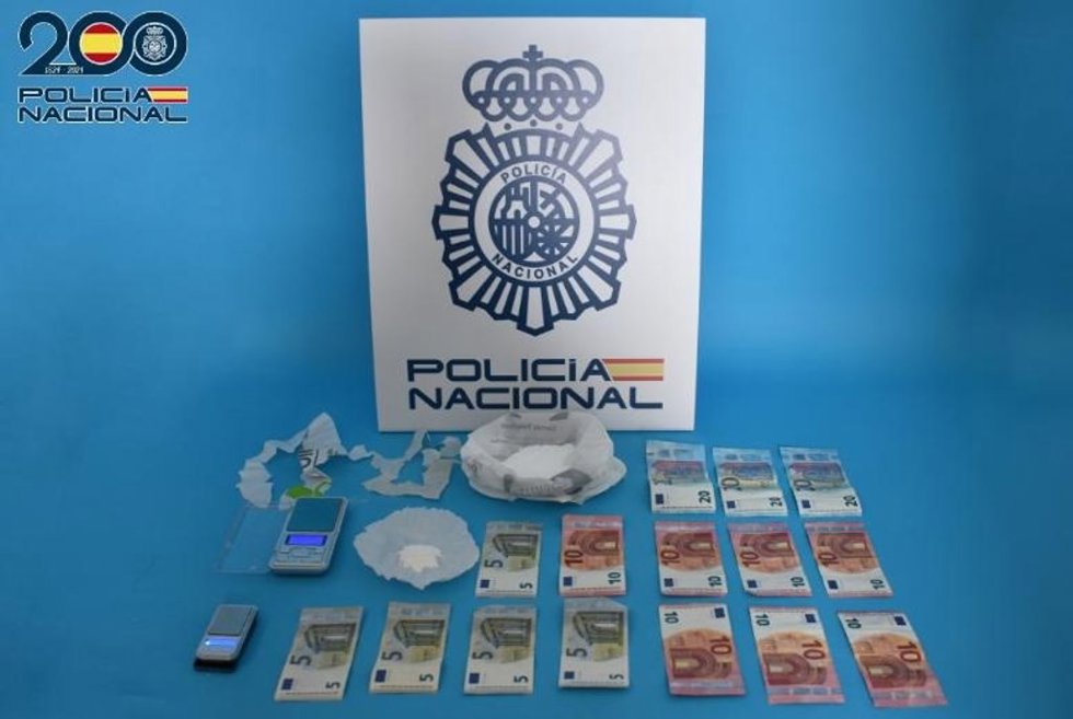 La Policía Nacional ha detenido en Puertollano (Ciudad Real) a un varón como presunto responsable de los delitos de tráfico de drogas y tenencia ilícita de armas.