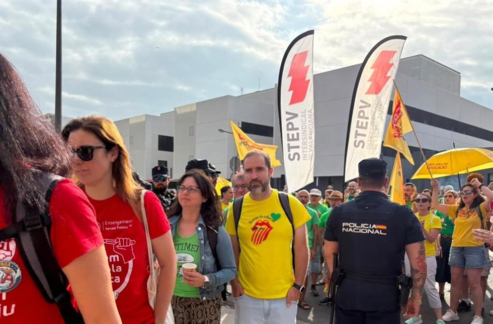 Los negociadores sindicales entran a una nueva reunión.