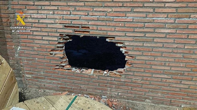 Butrón realizado por los ladrones en una subestación eléctrica de almaraz