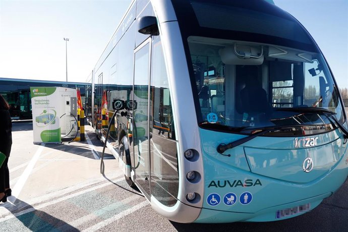 Archivo - Un autobús aparcado durante la inauguración de una estación de carga de vehículos eléctricos en la sede de Autobuses Urbanos de Valladolid (AUVASA).