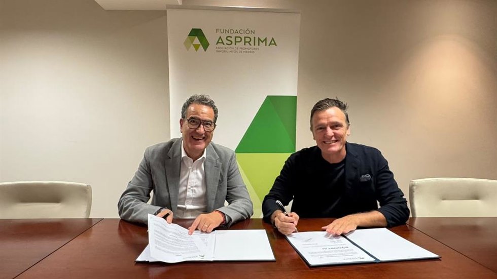 El director general de Asprima, Jorge Ginés y el CEO Europa de eVoost IA, Alberto Alcázar, firmando el acuerdo de colaboración.