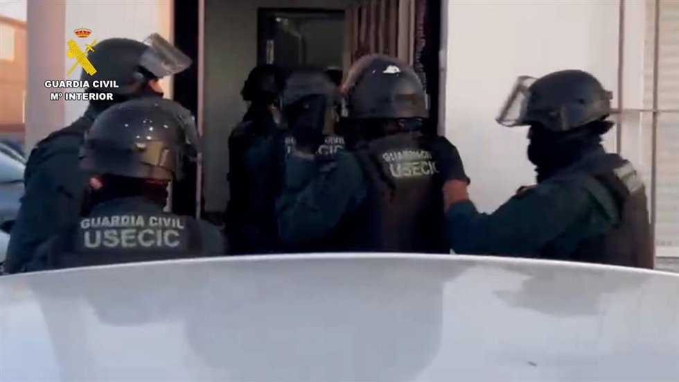 Imagen del operativo realizando la entrada en el domicilio utilizado como punto de venta de estupefacientes.