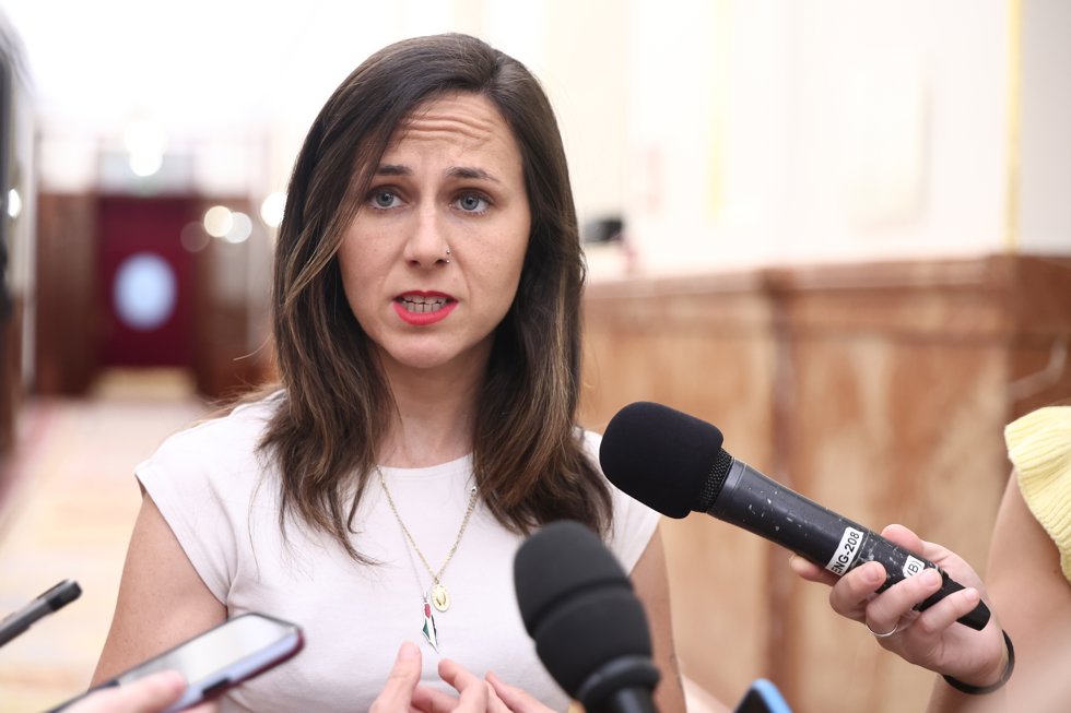 La secretaria general de Podemos, Ione Belarra, atiende a los medios durante un pleno en el Congreso de los Diputados, a 11 de junio de 2026, en Madrid (España).