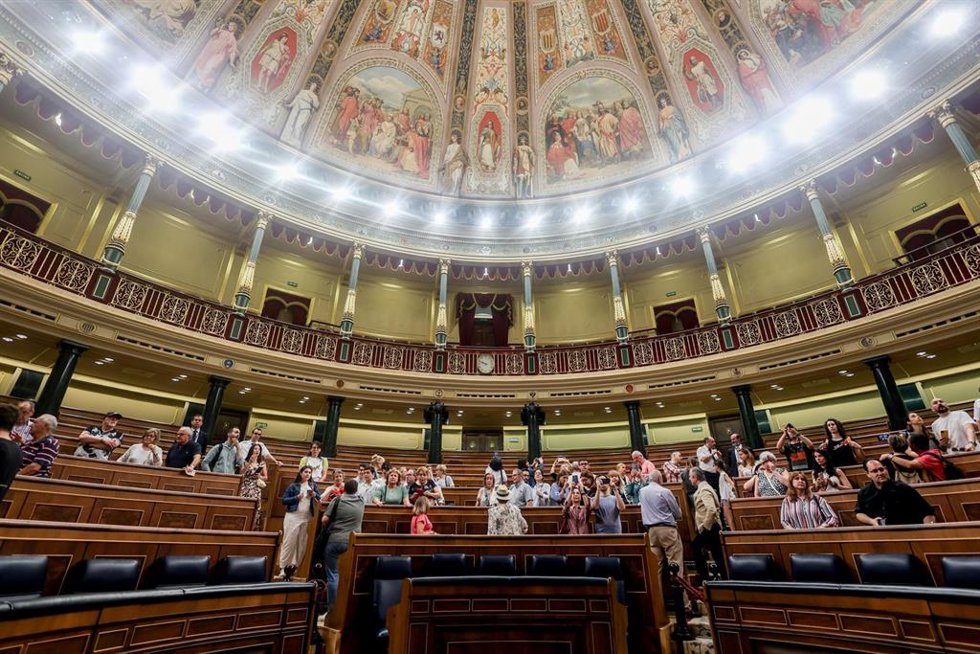 Archivo - Decenas de personas asisten a la jornada de Puertas Abiertas de hace un año en el Congreso de los Diputados,