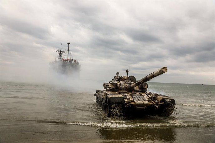 Archivo - 30 December 2022, Iran, Strait Of Hormuz: Iranian navy troops take part in the annual military drill in the coastal area of the Gulf of Oman and near the strategic Strait of Hormuz. Photo: Iranian Army Office/ZUMA Press Wire/dpa