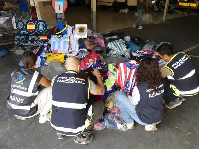 La operación 'Bastión' ha culminado con la detención de cinco personas y la intervención de una tonelada de prendas falsificadas.