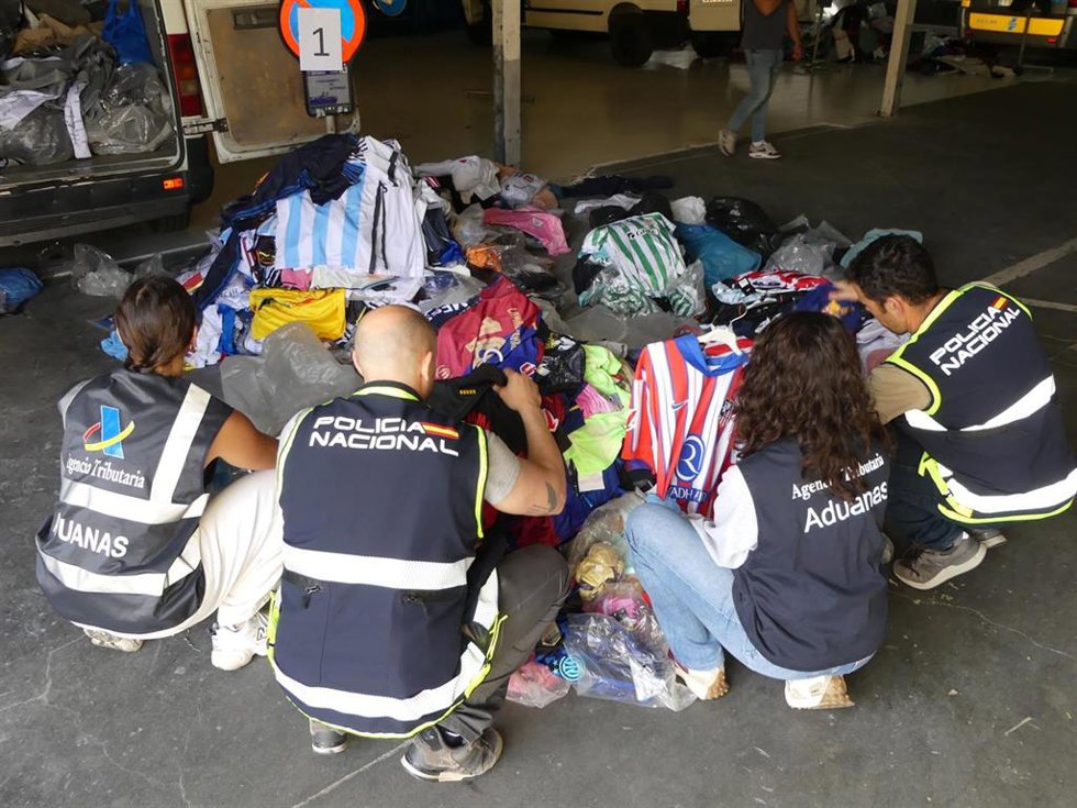 Cinco vendederos ambulantes detenidos en Astorga e incautada una tonelada de ropa falsificada.