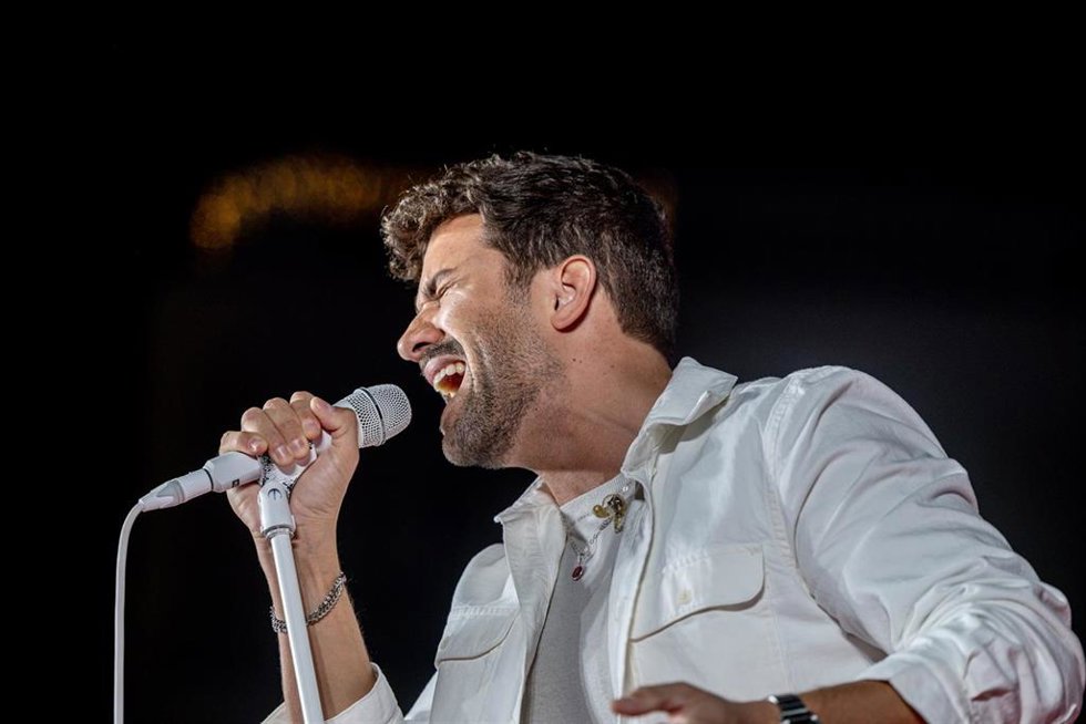 Archivo - El cantante Pablo Alborán durante un concierto gratuito en la Puerta del Sol. Imagen de archivo. 