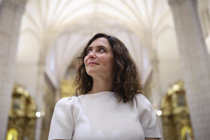 La presidenta de la Comunidad de Madrid, Isabel Díaz Ayuso, durante la reunión del Consejo de Gobierno, en el Ayuntamiento de Colmenar de Oreja, Madrid (España). 