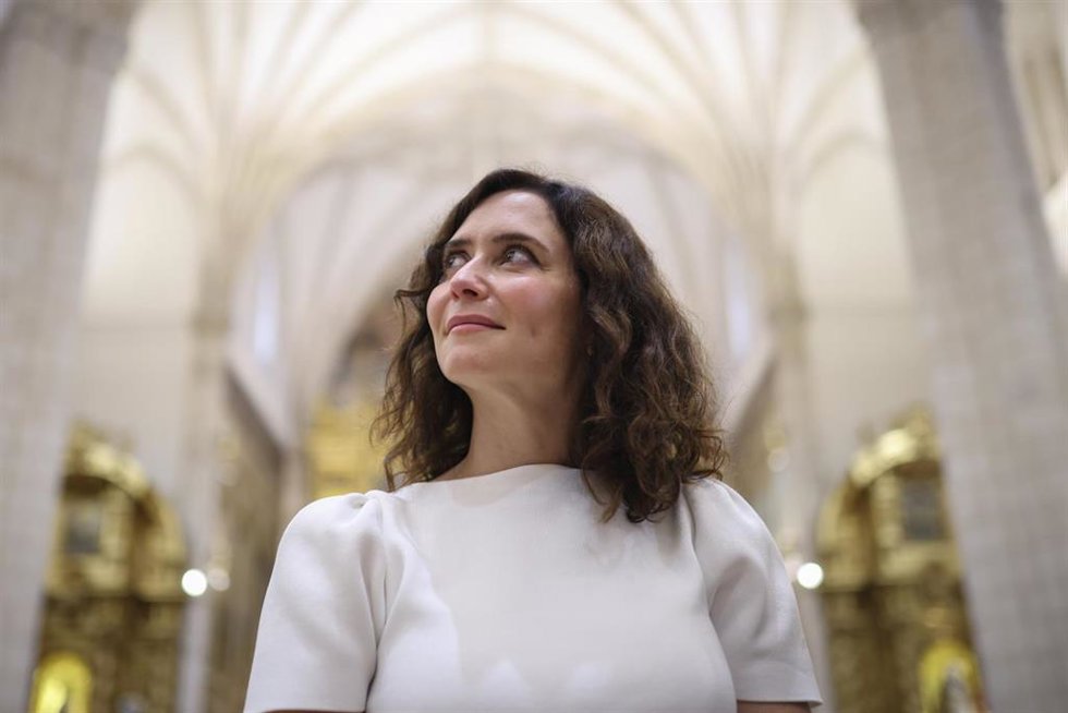 La presidenta de la Comunidad de Madrid, Isabel Díaz Ayuso, durante la reunión del Consejo de Gobierno, en el Ayuntamiento de Colmenar de Oreja, Madrid (España). 