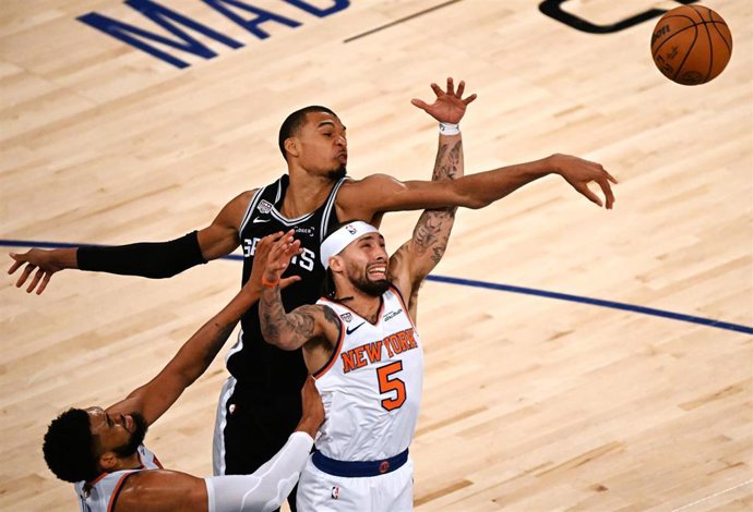 Victor Wembanyama (San Antonio Spurs) defiende una acción de José Alvarado (New York Knicks) en el cuarto partido de las Finales de la NBA 2025-2026, en San Antonio (Estados Unidos). 