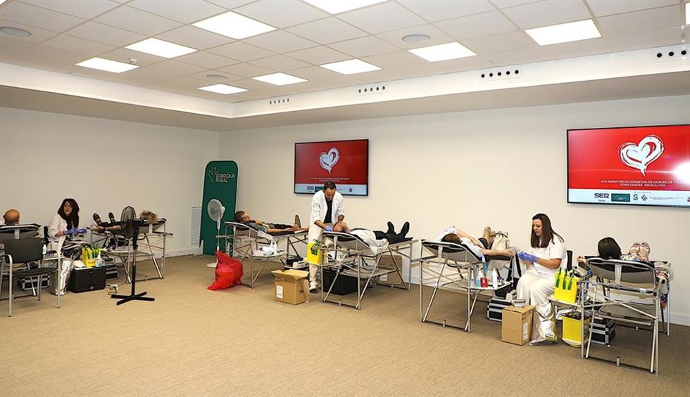 El 'XVII Maratón de Donantes de Sangre' celebrado en Eurocaja Rural alcanza las 231 donaciones .