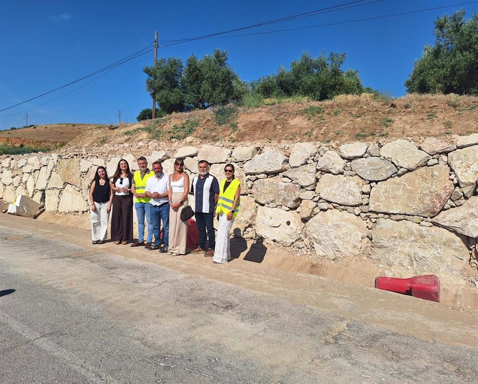 Imagen del diputado de Infraestructuras Municipales, José Luis Agea, en su visita a las actuaciones de emergencia que está ejecutando la Diputación de Jaén en la carretera JA-4100 que comunica Bailén con Baños de la Encina.