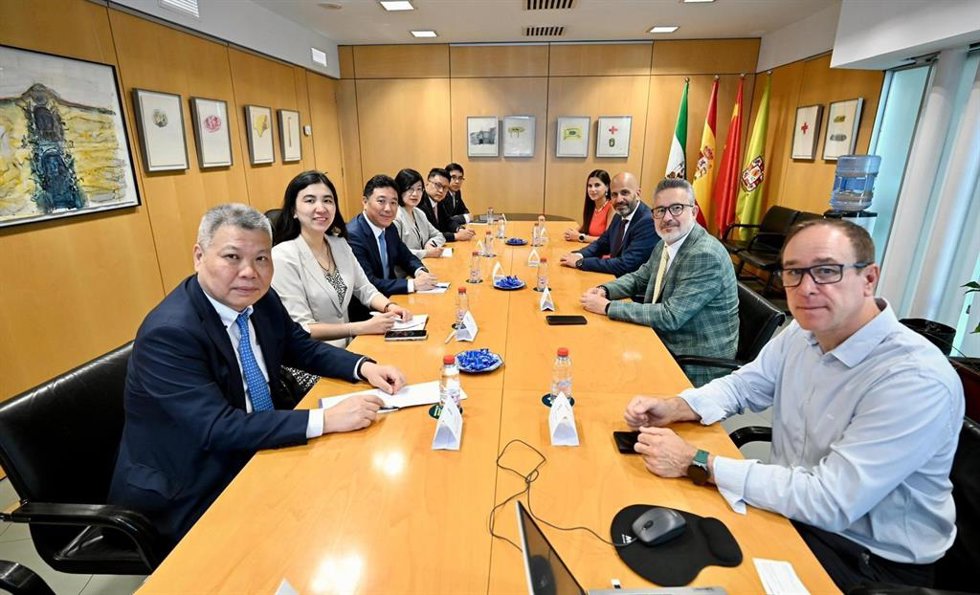 La Diputación de Granada ha acogido la recepción oficial de una delegación mixta política y empresarial del distrito de Hongqiao (Shanghái), en un encuentro clave para la atracción de inversión y creación de alianzas estratégicas para la provincia.