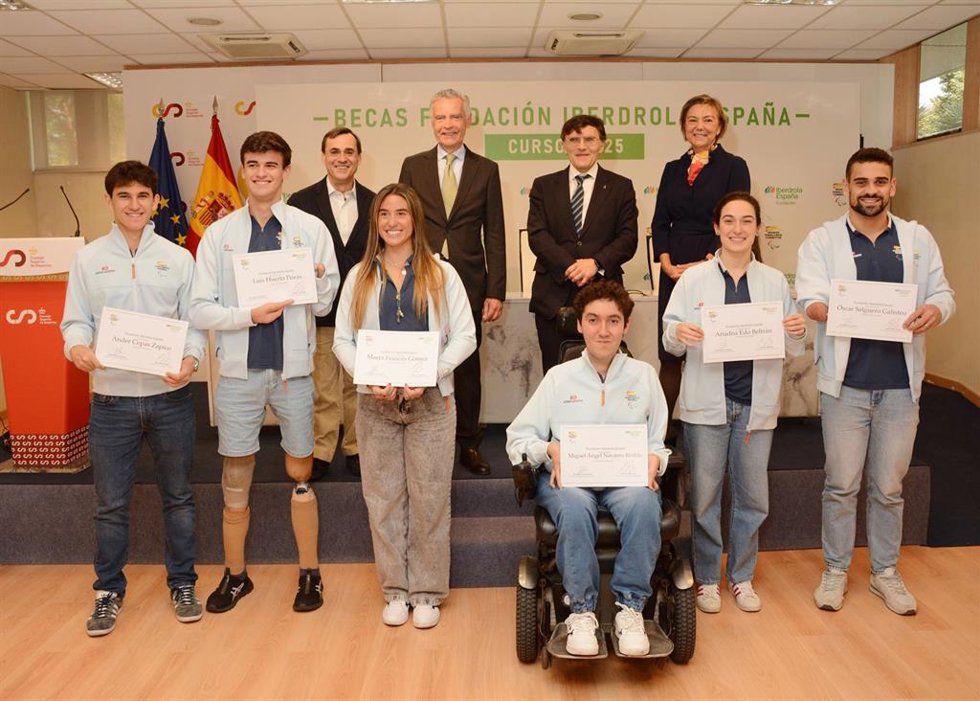 Archivo - Foto de familia tras una entrega de las Becas Fundación Iberdrola España