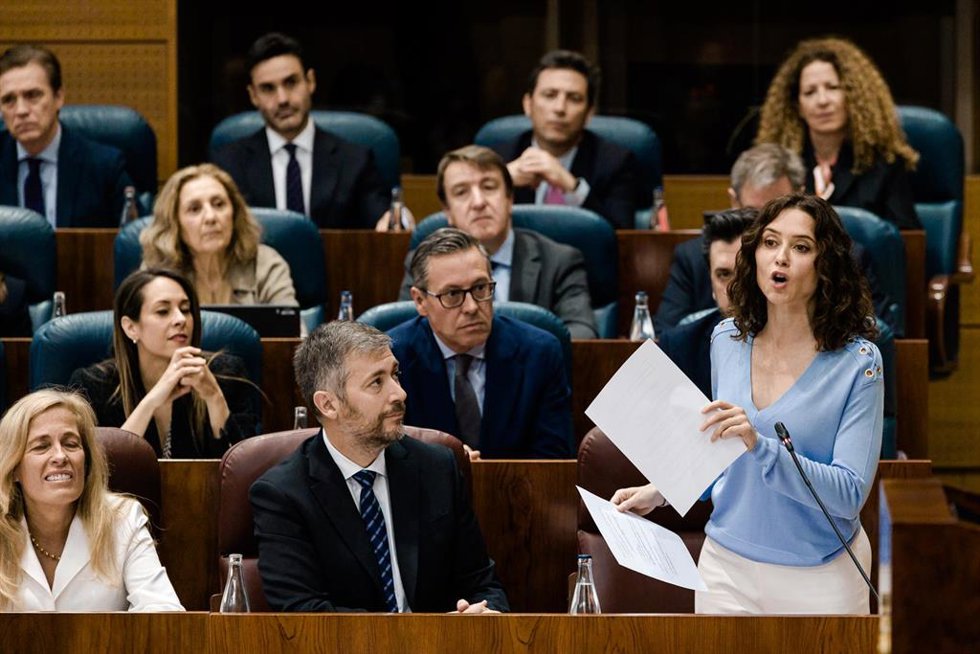 La presidenta de la Comunidad de Madrid, Isabel Díaz Ayuso, interviene durante una sesión plenaria en la Asamblea de Madrid