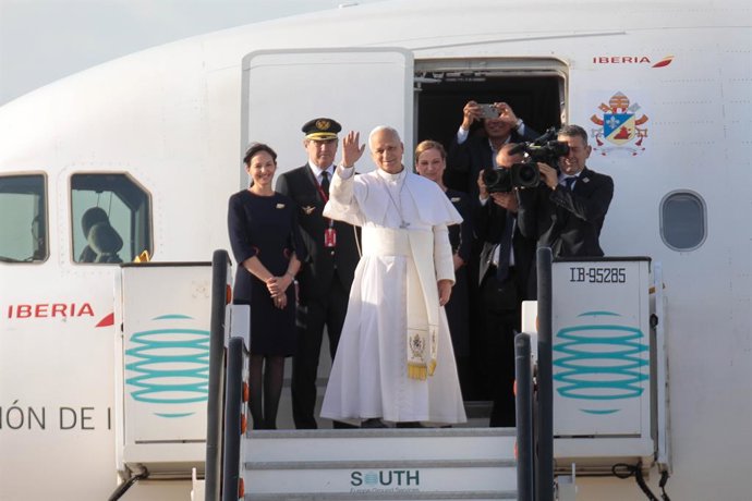 El Papa León XIV durante su despedida de Barcelona, en el aeropuerto internacional Josep Tarradellas Barcelona-El Prat, a 11 de junio de 2026, en Barcelona, Catalunya (España). El Pontífice deja Barcelona tras haber realizado 7 actos entre el 9 y el 10 de