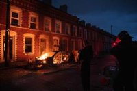 Al menos 12 agentes heridos y 16 manifestantes detenidos en nueva noche de disturbios racistas en Belfast