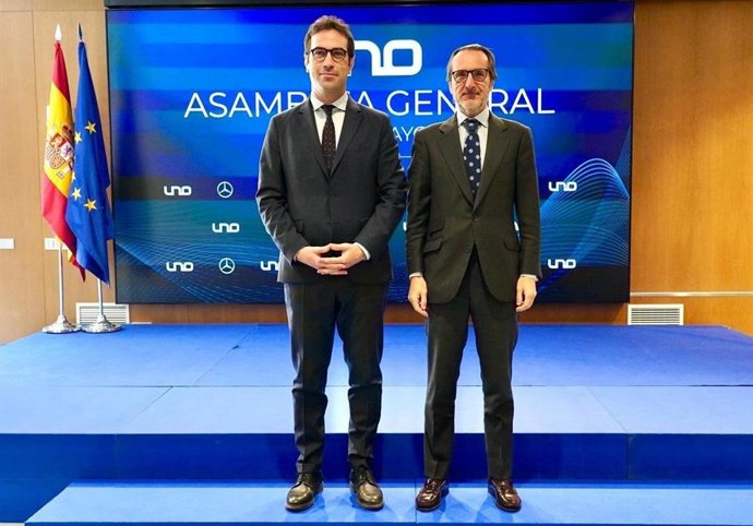 Archivo - El ministro de Economía, Comercio y Empresas, Carlos Cuerpo, y el presidente de UNO, Francisco Aranda, en la pasada asamblea general de UNO.