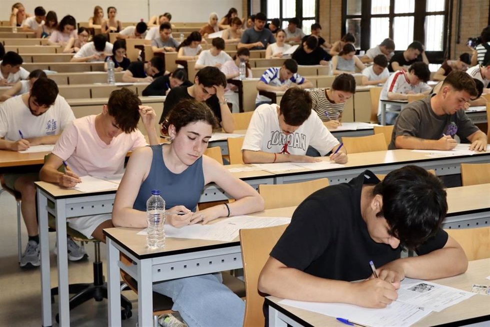 Estudiantes durante una de las pruebas de la Prueba de Acceso a la Universidad (PAU) en una de las aulas de la Universidad de Almería.