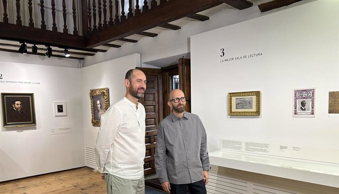 El comisario de la exposición 'La Biblioteca: su primera obra', Antonio Custodio López y el director del Museo Casa de Cervantes, Pedro González Díez.