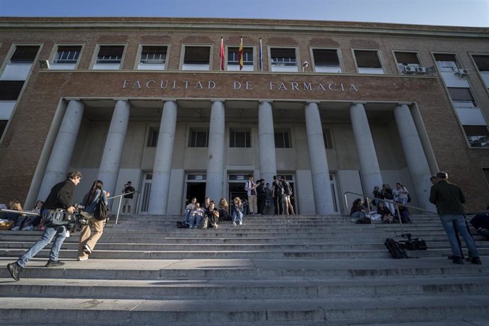 Archivo - Un grupo de estudiantes frente a las puertas de la Facultad de Farmacia de la Universidad Complutense (UCM),  