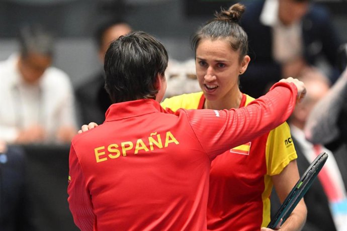 Archivo - La tenista española Sara Sorribes (derecha) abraza a la seleccionadora Carla Suárez en la eliminatoria de la BJKC ante Brasil.