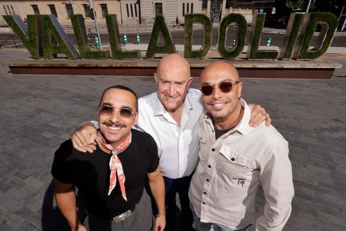 El alcalde de Valladolid, Jesús Julio Carnero, junto a los DJ vallisoletanos 'Los del Lío'.