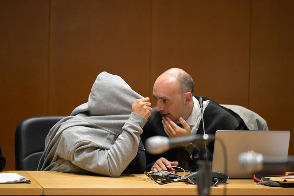 Joven acusado de dar la navaja al autor del apuñalamiento mortal a Yoel Quispe en el juicio que se celebra en la Audiencia de A Coruña
