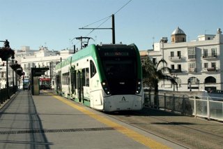 El Trambahía en la parada de Nuestra Señora de los Remedios en Chiclana de la Frontera (Cádiz)