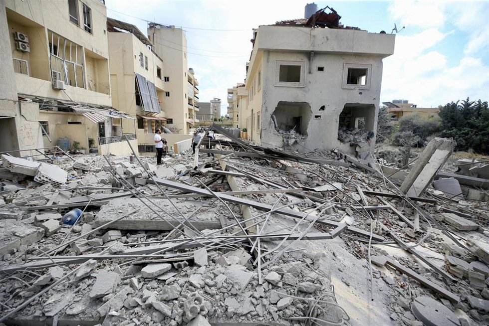 Residentes inspeccionando los daños causados por los ataques aéreos israelíes en Ansariyeh, Líbano.