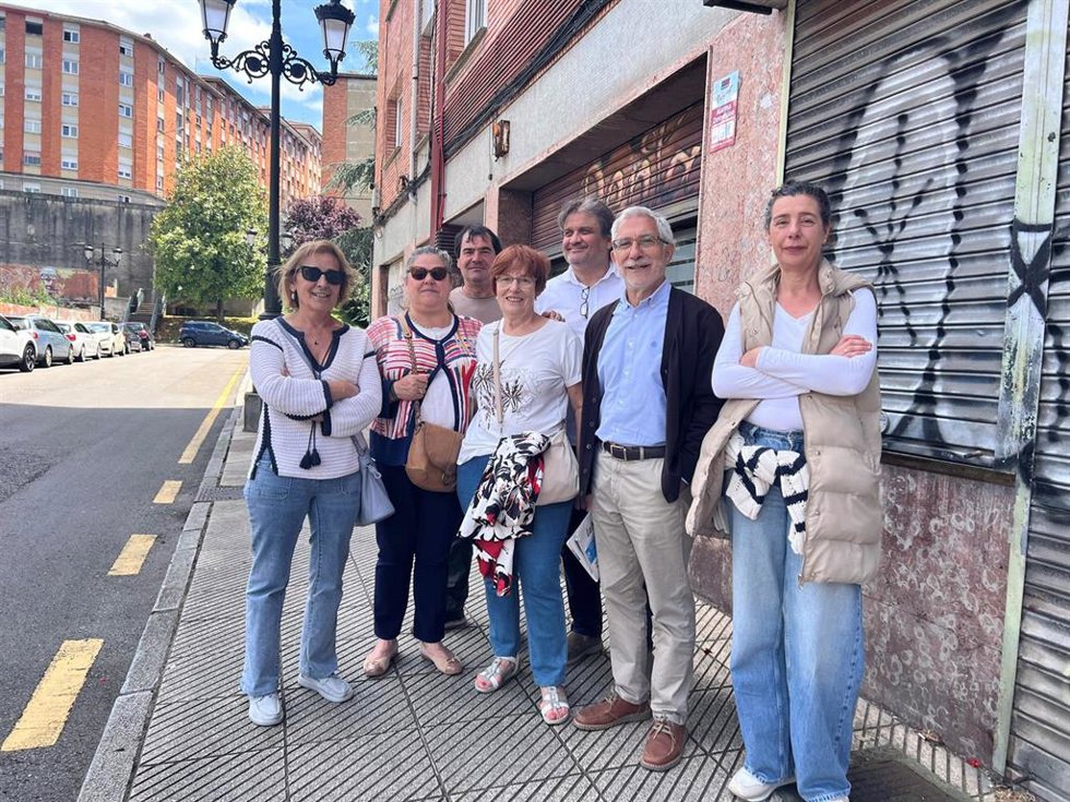 Responsables de IU-Candidatura por Oviedo y vecinos de la zona de San Lázaro-Otero.
