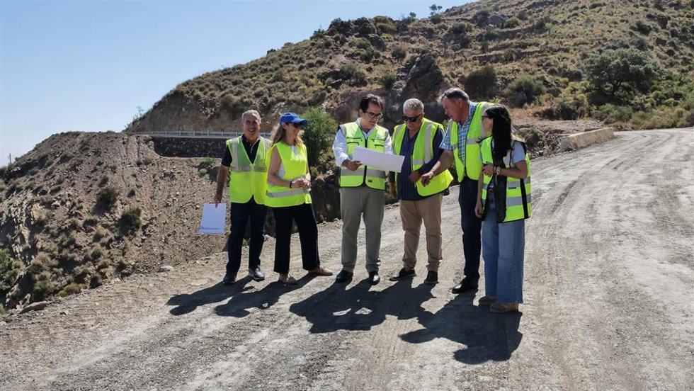 El diputado de Fomento de Almería, Antonio Jesús Rodríguez, junto al alcalde de Turrillas, Antonio Jesús Segura, durante la visita a las obras de la carretera AL-3105.