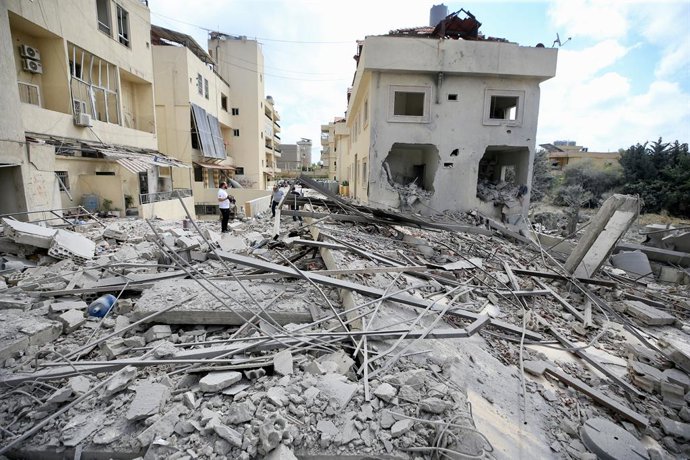 ANSARIYEH, 31 de maio de 2026  -- Esta foto, tirada em 30 de maio de 2026, mostra moradores verificando os danos causados pelos ataques aéreos israelenses em Ansariyeh, no Líbano. Os ataques aéreos e com drones israelenses em todo o sul do Líbano, ocorrid