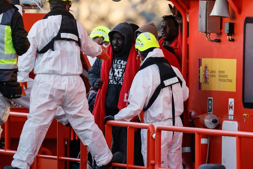 Archivo - Varios migrantes son rescatados y trasladados por Salvamento Marítimo al puerto de Arguineguín, a 15 de enero de 2026, en Gran Canaria, Canarias (España).