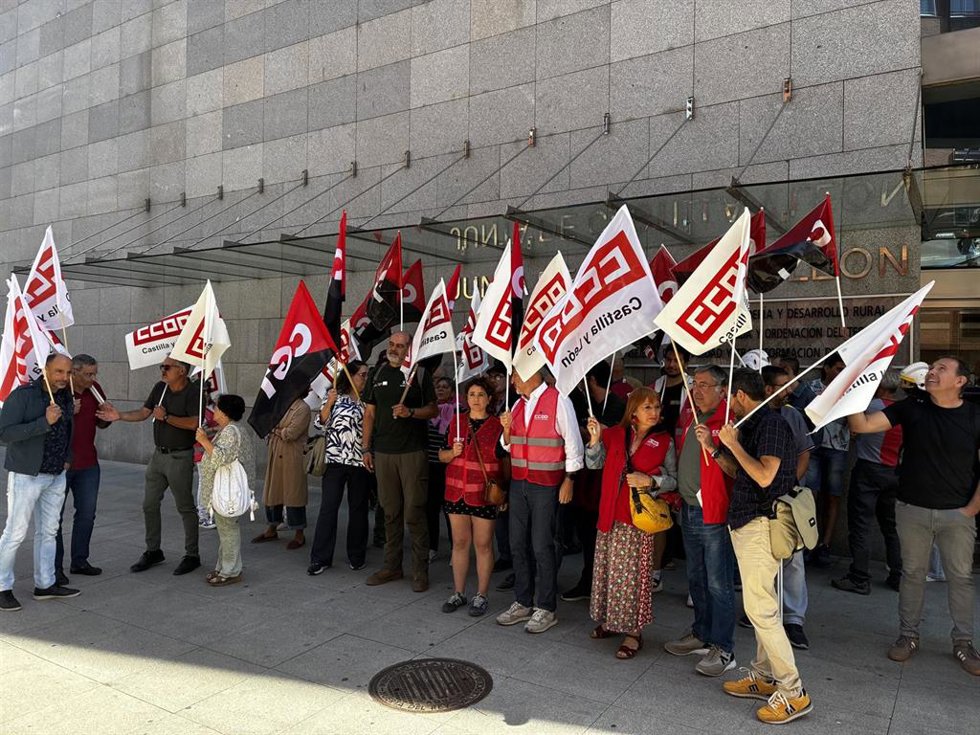 CCOO y CGT se concentran a las puertas de Medio Ambiente para protestar por el operativo antiincendios.